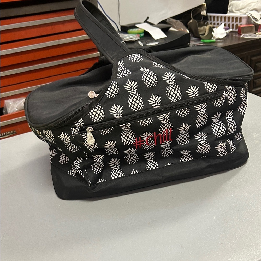 NWT Initial Inc insulated dish carrier Black and White Pineapple Print Bag